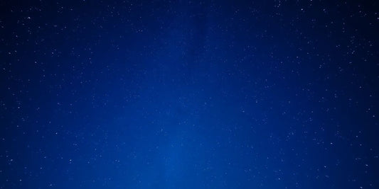Cielo estrellado con constelaciones brillantes en la noche.