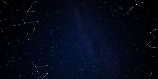 Cielo estrellado con constelaciones brillantes y coloridas.