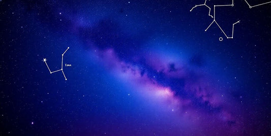 Cielo estrellado con constelaciones y la Vía Láctea.
