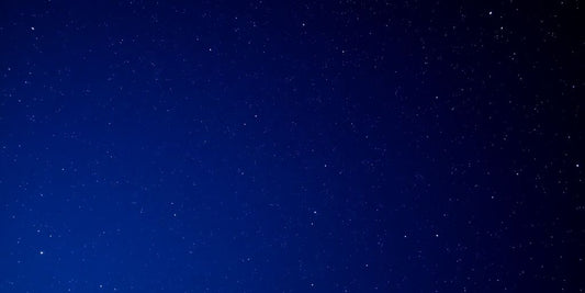 Cielo estrellado con una atmósfera mística y serena.