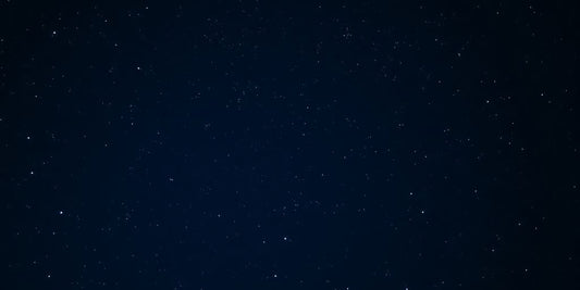 Cielo estrellado iluminado que invita a la reflexión.